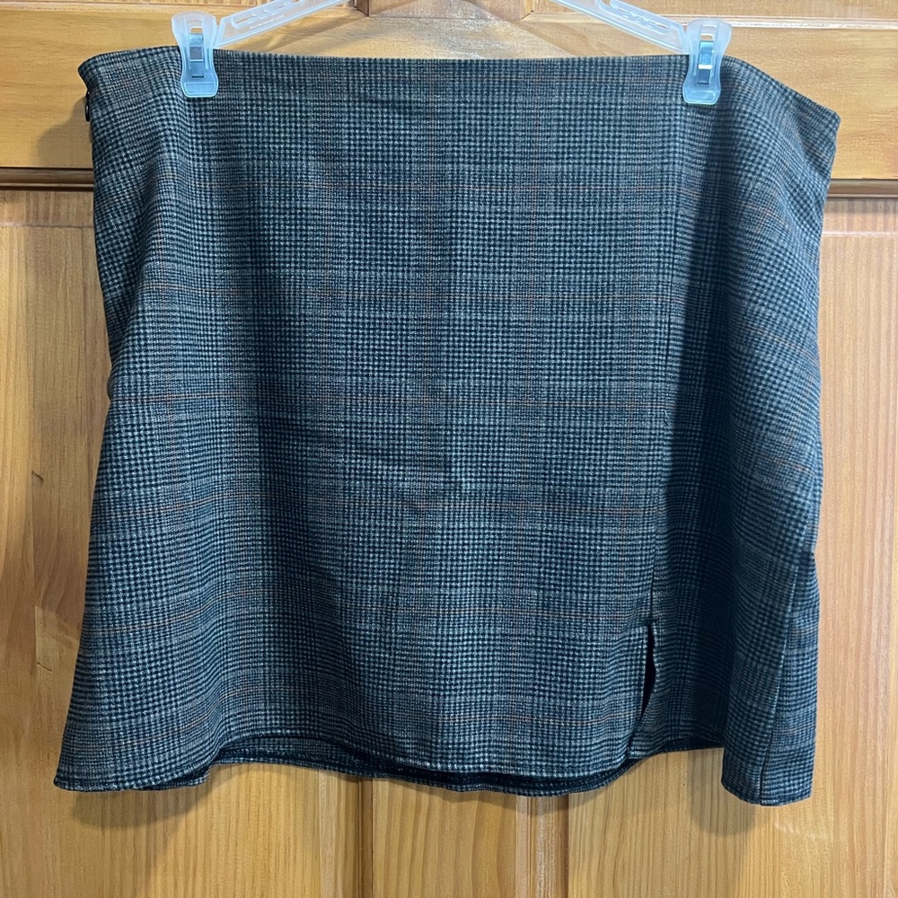 Old Navy Women's Plaid Mini Skirt - Black and Brown